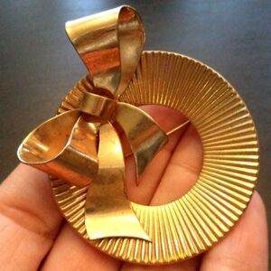 CORO VINTAGE ESTATE SIGNED CORO GOLD TONE BOW 2 1/8" BROOCH
